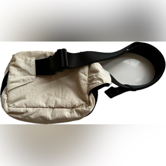 Lululemon White Opal Clean Lines 2L Belt Bag - Picture 2 of 4